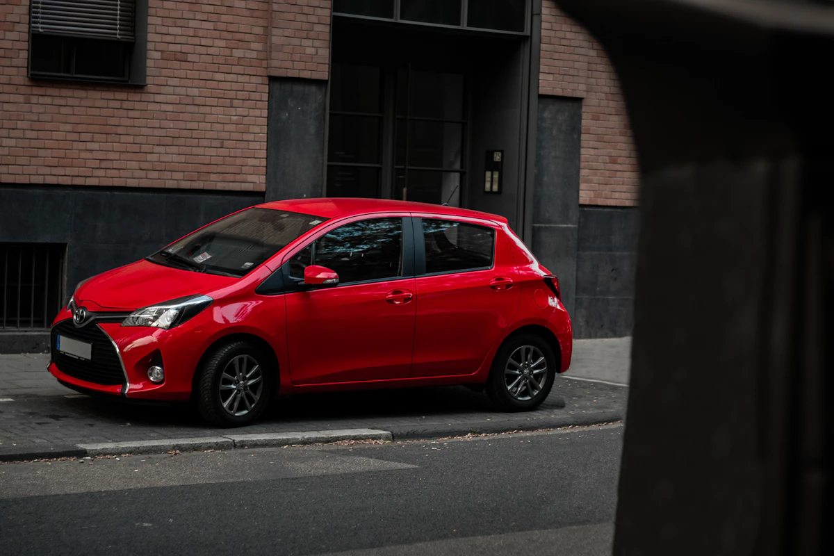 Toyota Yaris vermelho estacionado em uma rua