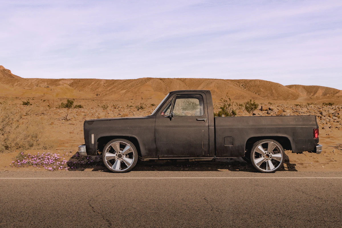 Chevrolet C10 Custom escura vista de lado