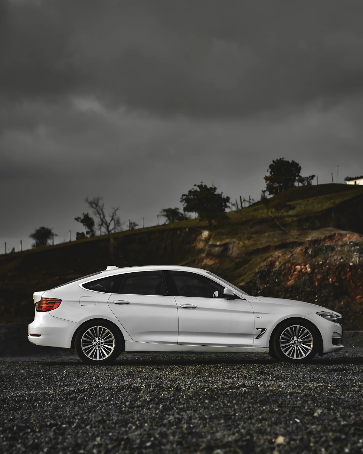 BMW 320i Gran Turismo branco visto de lado